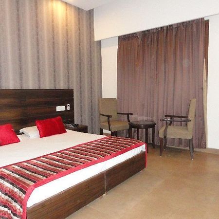 Silver Sands Hotel Chandīgarh Exterior foto
